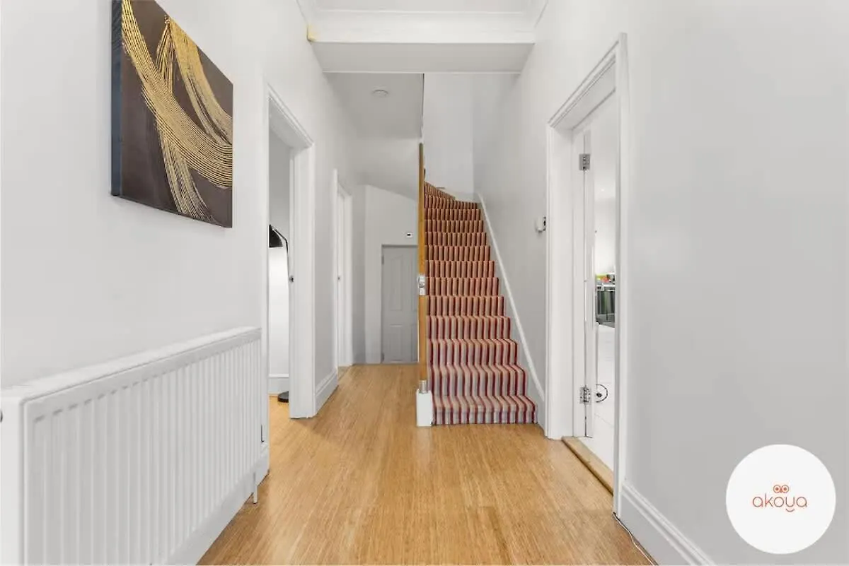 A Contemporary Cotswold Grace - Beautiful 4Bed Haven Golden Valley